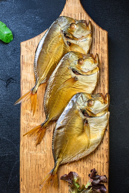 Foto pescado ahumado vómer mariscos salados merienda