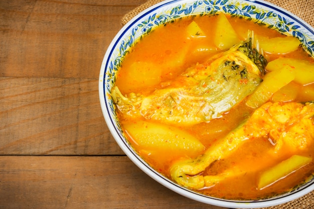 pescado al curry, comida tailandesa