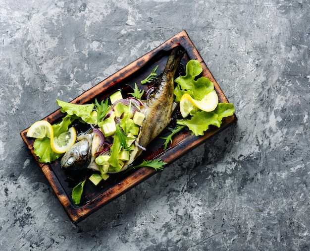 Pescado al horno con aguacate