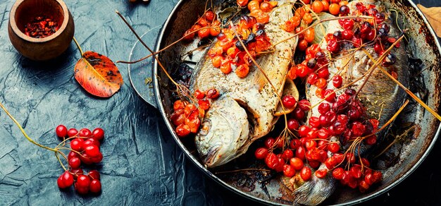 Pescado al horno en almíbar de viburnum