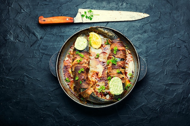 Pescado al horno envuelto en tocino