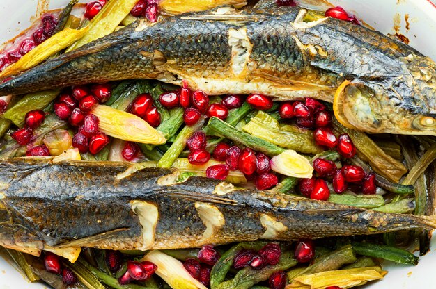 Foto pescado al horno con granada