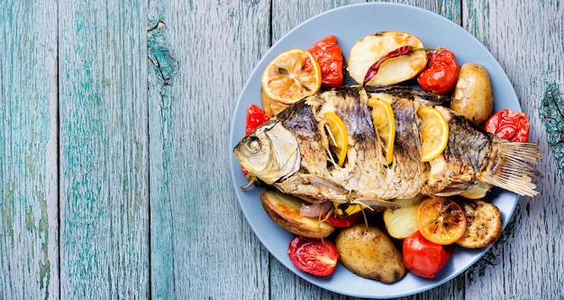 Pescado Al Horno Con Guarnición De Verduras.