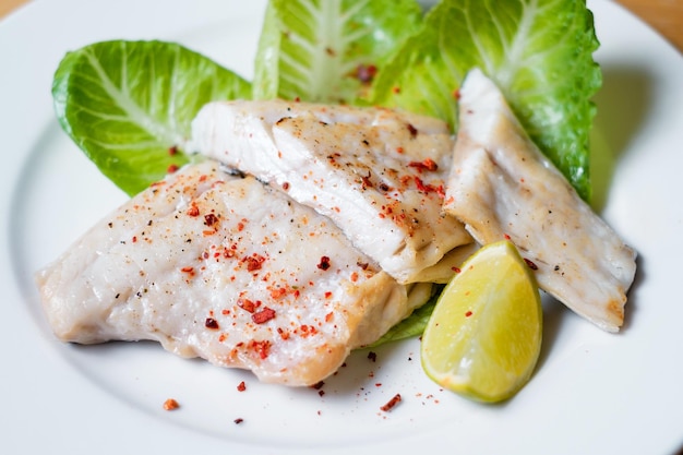 Pescado al horno con hierbas y limón