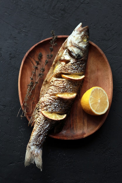 Pescado al horno con limón y hierbas