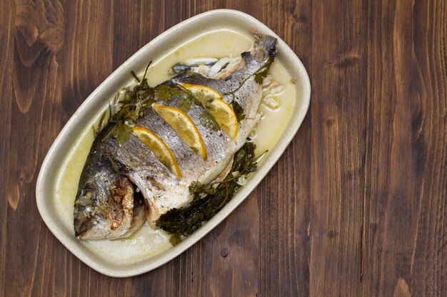 Pescado al horno con limón en un plato