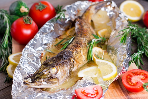 Pescado al horno con lucio al horno al limón y romero