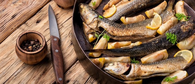 Pescado al horno en manzanas