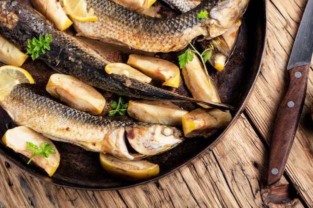 Pescado al horno en manzanas