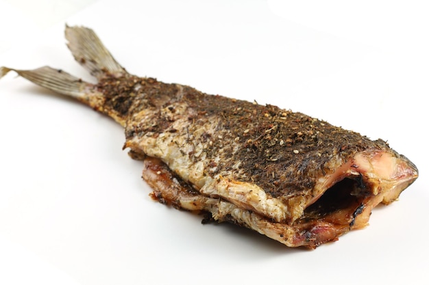 Pescado al horno en la mesa Carpa al horno