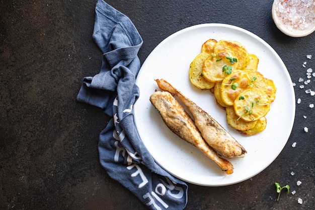 Pescado al horno y patatas fritas rebanada guarnición de mariscos comida de dieta omega