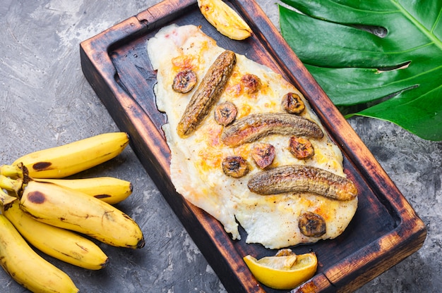 Pescado al horno con plátano