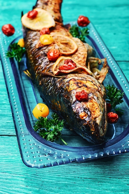 Pescado al horno en un plato elegante