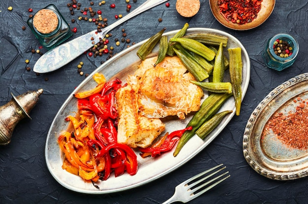 Pescado al horno con quimbombó y pimiento rojo Granadero de pescado