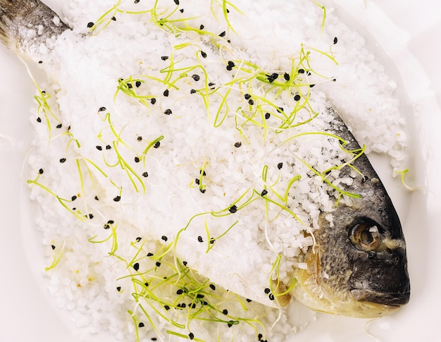 Foto pescado al horno con sal en un plato