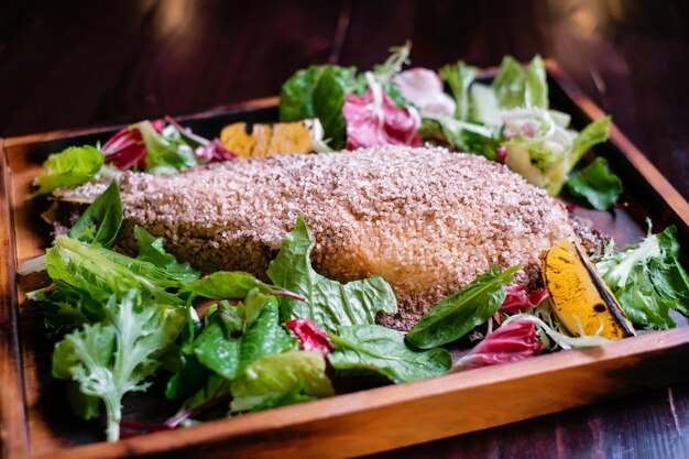 Pescado al horno con sal y verduras