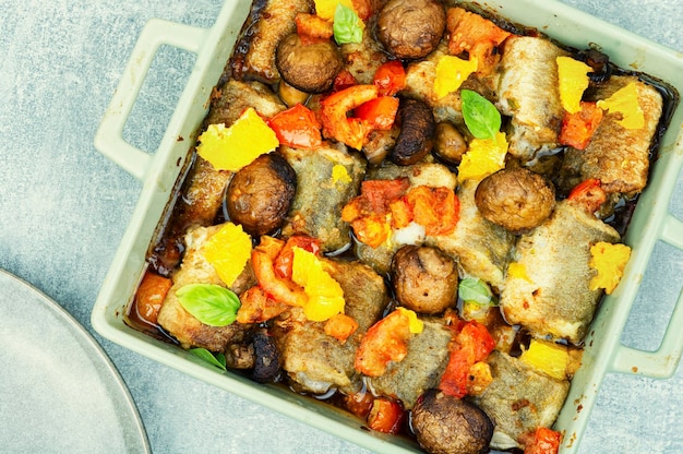 Pescado al horno con verduras y naranjas