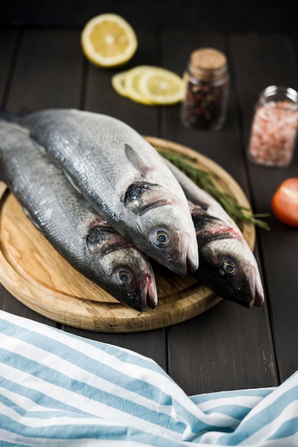 Foto pescado de alto ángulo con limón y hierbas