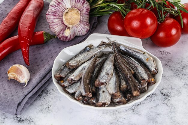 Pescado anchoa en escabeche en el plato