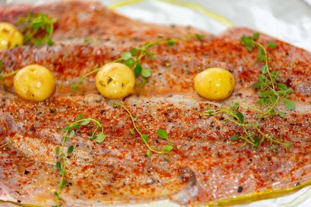 Pescado de anchoa tradicional Pomatomus saltador sazonado listo para hornear en el horno