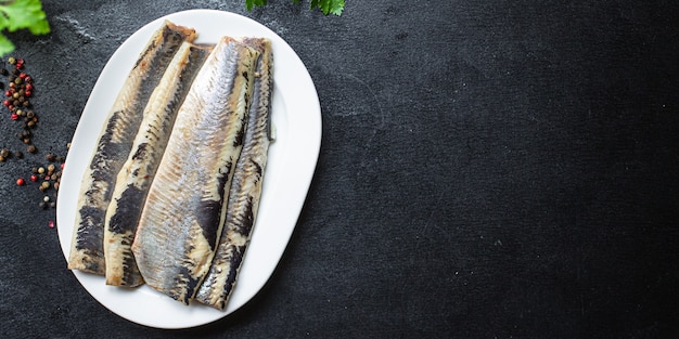 Pescado arenque fresco marisco salado listo para comer en la mesa dieta pescetaria