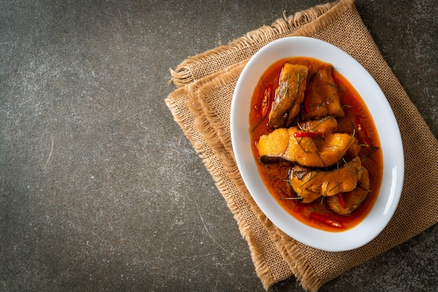 Pescado bagre de cola roja en salsa de curry rojo seco que se llama Choo Chee