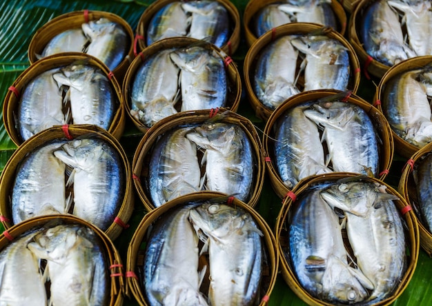 Foto pescado en barriles para vender en el mercado de bangkok