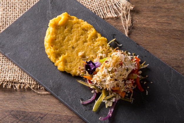 Pescado blanco con puré de plátano