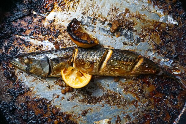 Foto pescado de caballa asado y limón