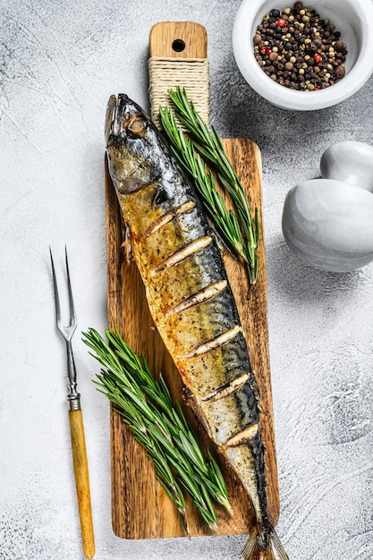 Pescado caballa entero al horno con hierbas.