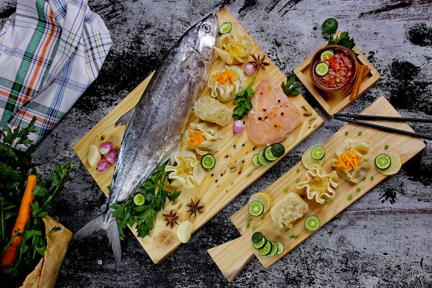 Pescado de caballa con filete e ingredientes para cocinar a base de hierbas