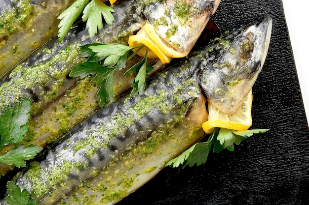 Pescado de caballa fresco marinado para cocinar en especias en un plato blanco Enfoque selectivo de fondo blanco