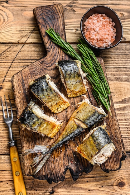 Pescado caballa a la plancha sobre tabla de cortar