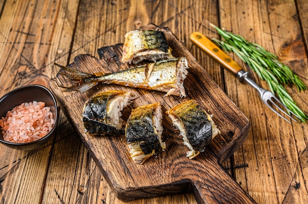 Pescado caballa a la plancha sobre tabla de cortar