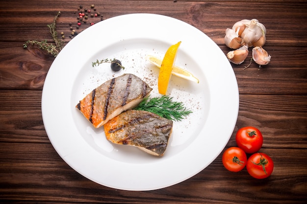 Pescado de caballa a la plancha con verduras