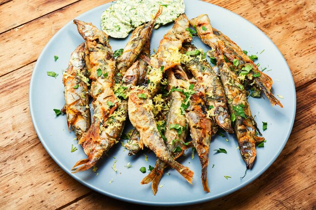 Pescado capelán asado con hierbas y ralladura de limón