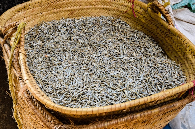 Pescado de capelán seco a la venta en el mercado de pescado