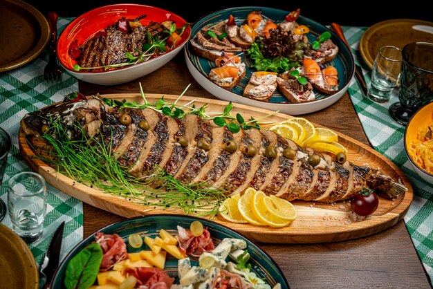 Pescado de carpa relleno en un restaurante