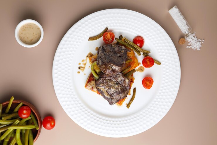 Pescado como alimento y plato blanco con Pescado frito con patatas se prepara un plato blanco como alimento