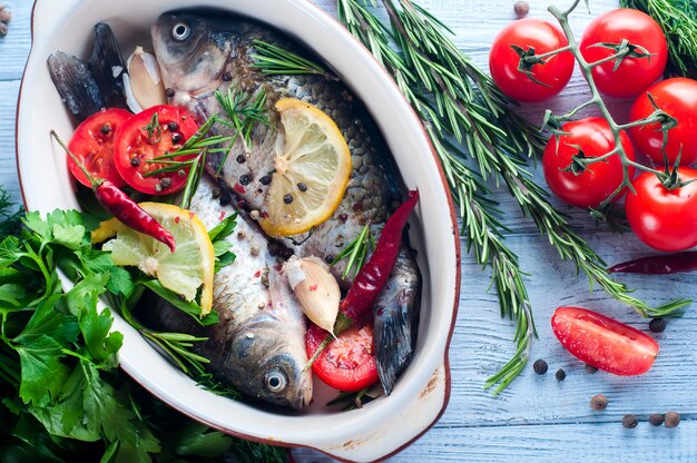 Pescado crudo e ingredientes para cocinar.