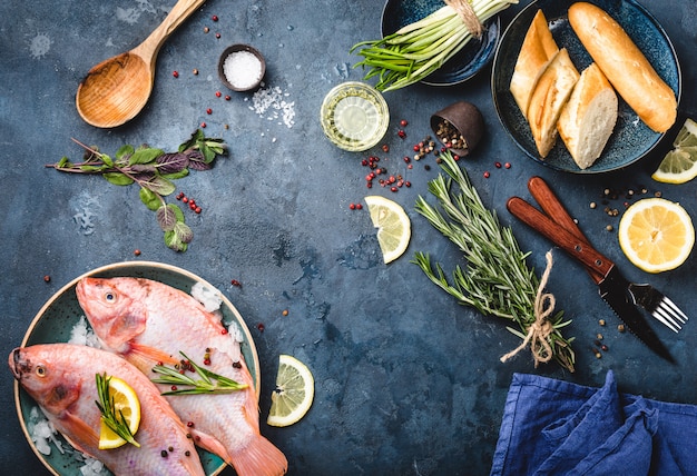 Pescado crudo e ingredientes