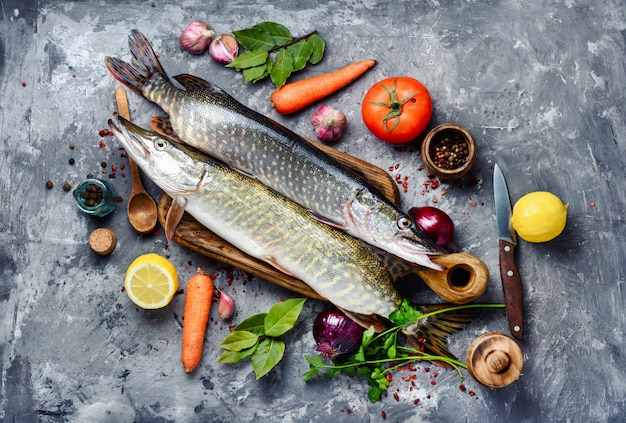 Pescado crudo con especias