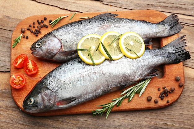 Pescado crudo fresco e ingredientes alimentarios en la mesa