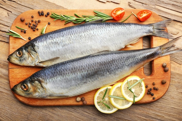 Pescado crudo fresco e ingredientes alimentarios en la mesa