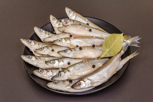 Pescado crudo fresco olido o sardinas listas para cocinar