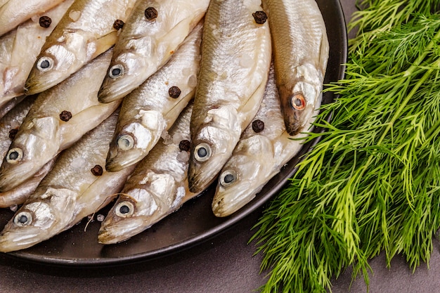 Pescado crudo fresco olido o sardinas listas para cocinar