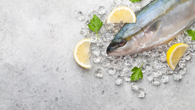 Pescado crudo en hielo Marisco cocinado en mesa de piedra Vista superior plana con espacio de copia