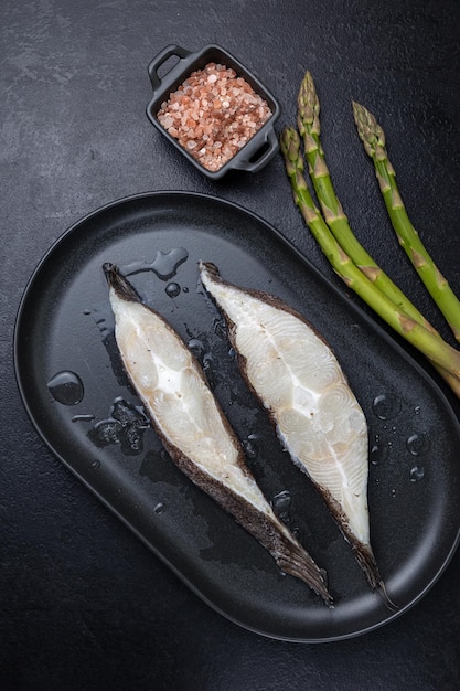 pescado crudo en un plato negro