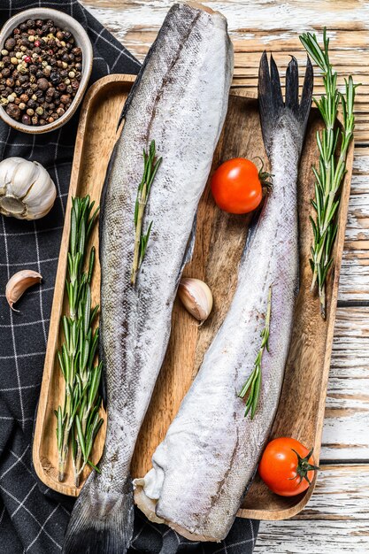 Pescado crudo Pollock listo para cocinar