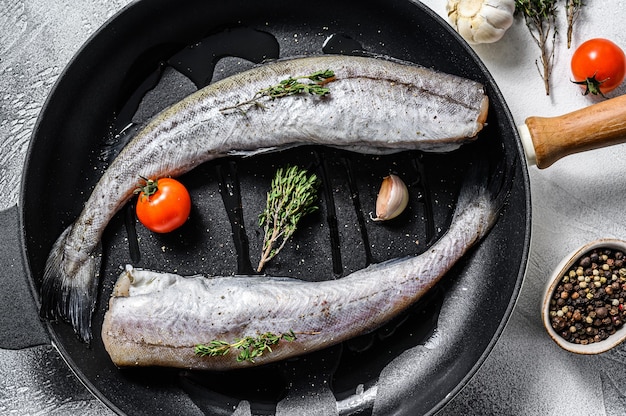 Pescado crudo Pollock en una sartén